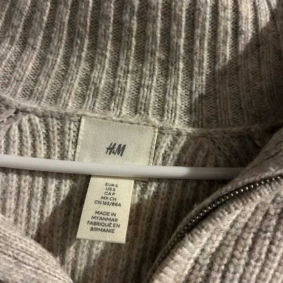 H&M Ribbed Gray Turtleneck Sweater - Picture 2 of 2